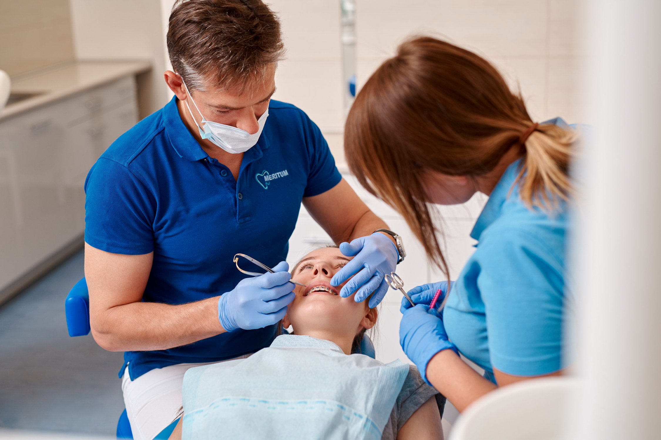 Zdjęcie podczas pracy ortodonty w Łodzi