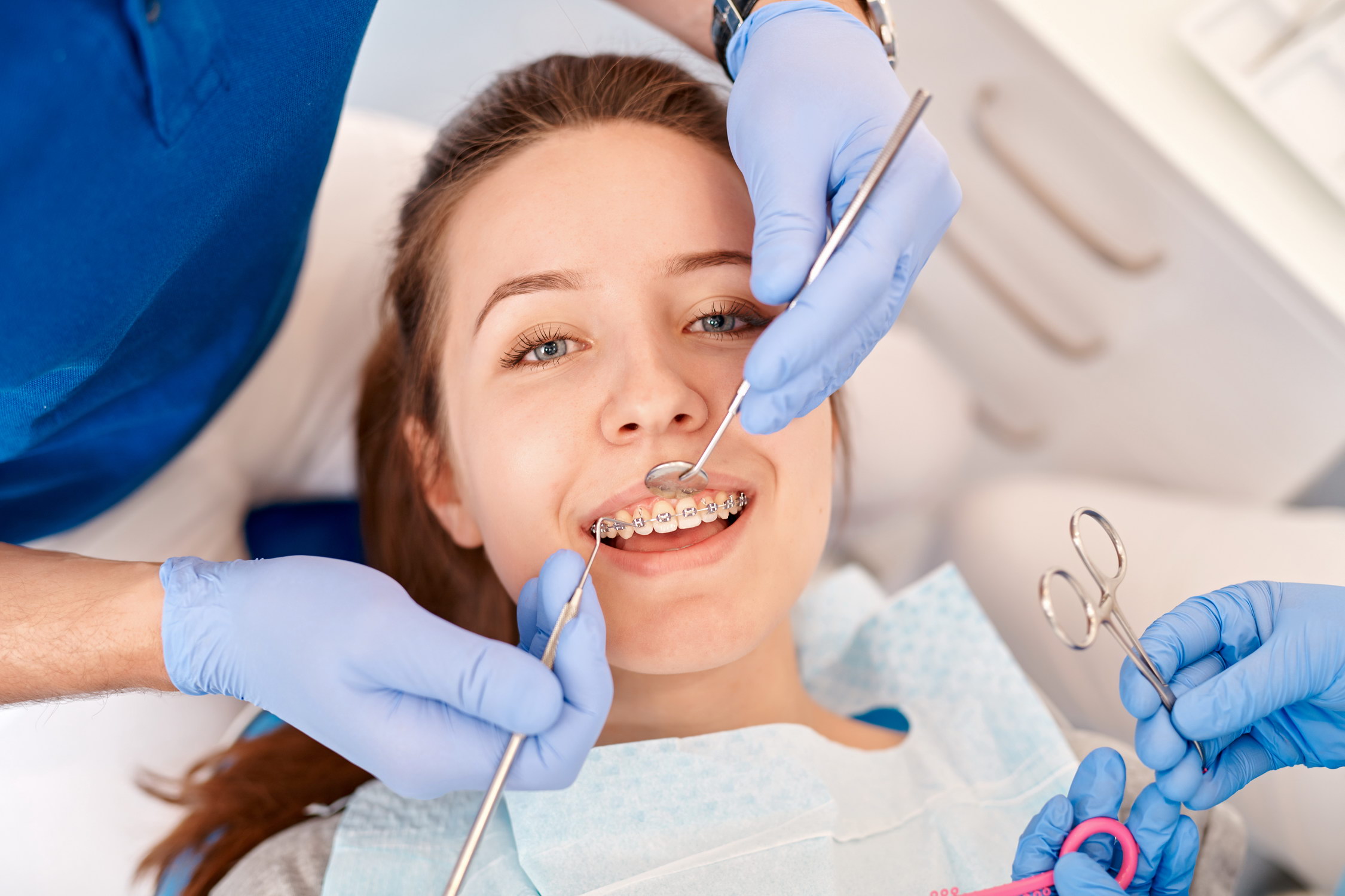 Zakładanie aparatu na zęby czyli ortodoncja Łódź leczy