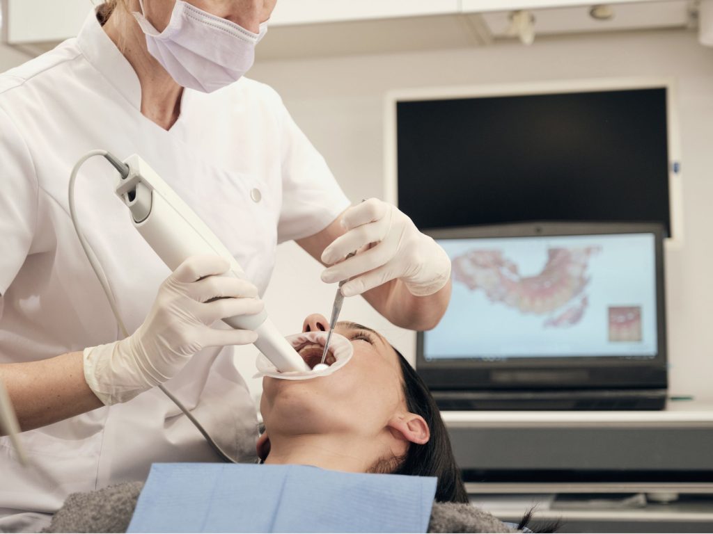 Skanowanie pod nakładki Invisalign Łódź 